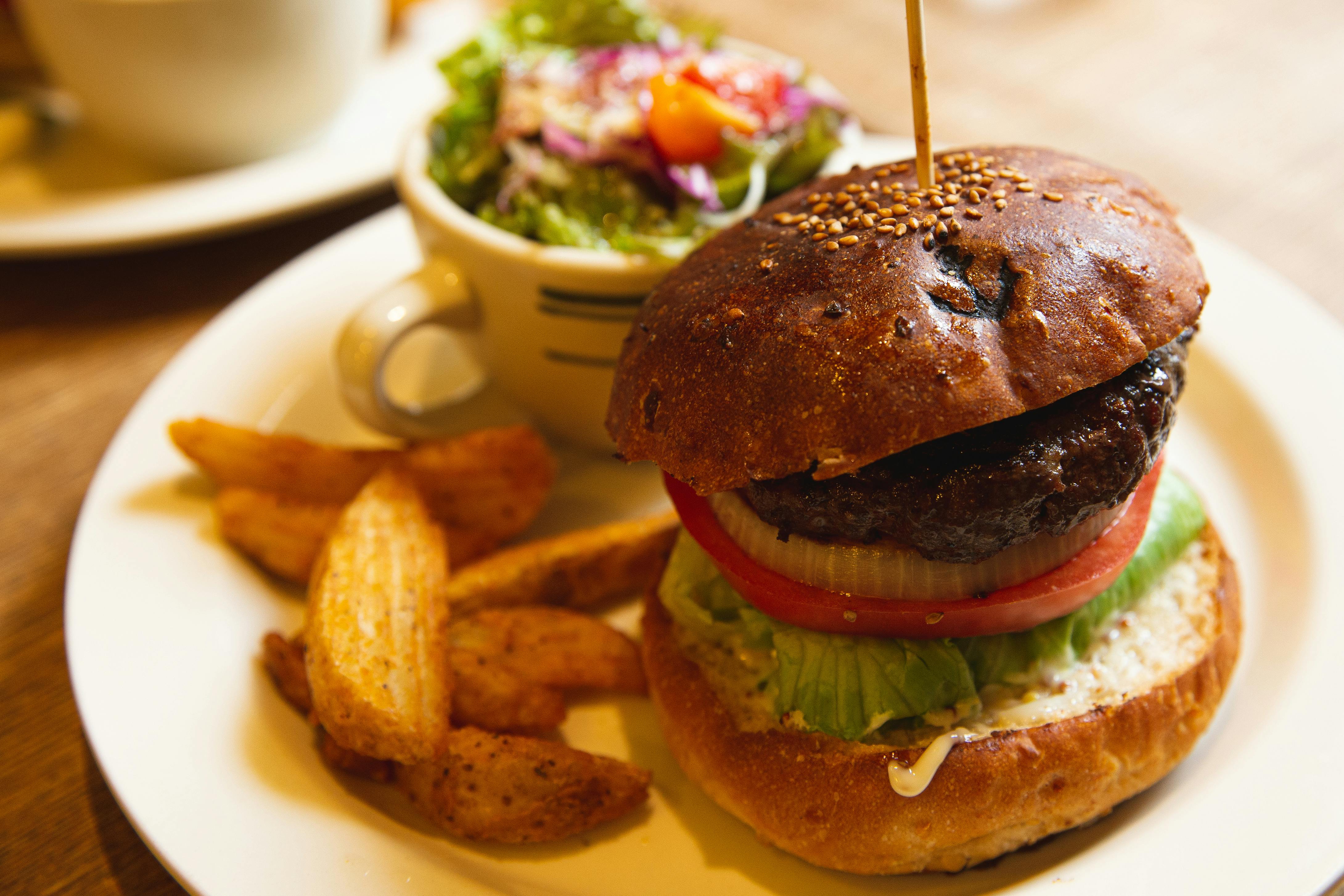 Leckere Burger mit Pommes