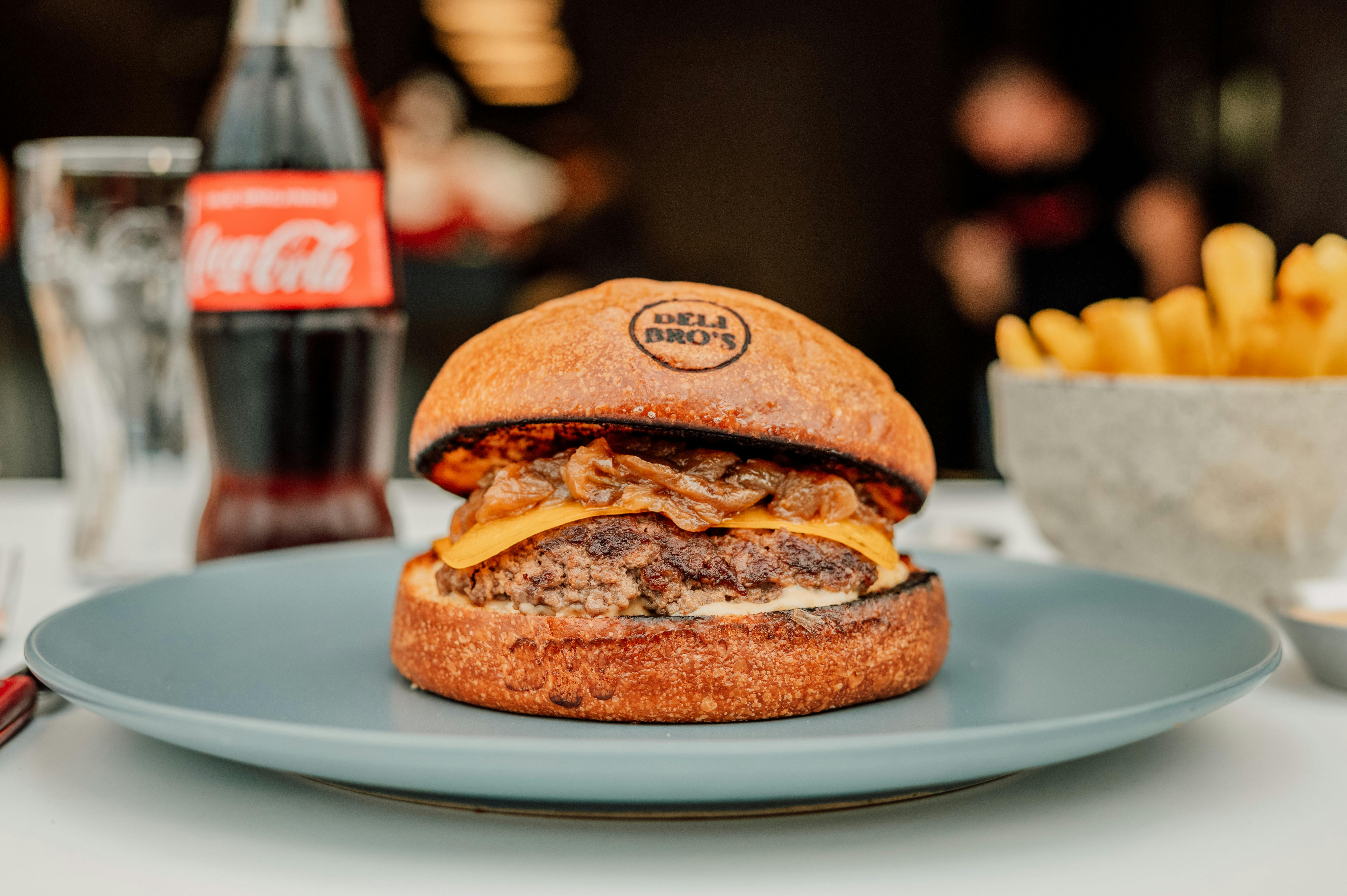 Gourmet Burger und Pommes